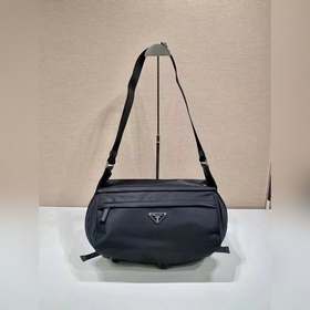 經典郵差包 2VH991A 這款翻蓋式單肩包采用尼龍和Saffiano皮革等标志