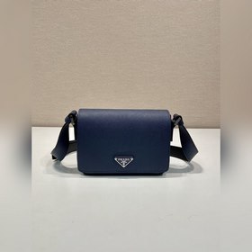 新款 2VD065單肩包新色 這款單肩包采用标志性材料Saffiano牛皮，磁扣