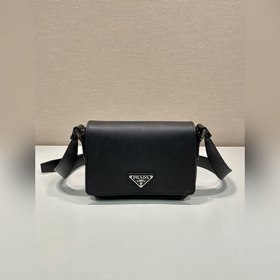 新款 2VD065單肩包 這款單肩包采用标志性材料Saffiano牛皮，磁扣翻蓋
