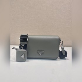 新款 2VD059 這款單肩包選用Saffiano皮革制成。單肩翻蓋磁扣設計，可