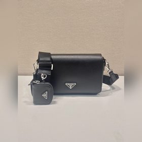 新款 2VD059 這款單肩包選用Saffiano皮革制成。單肩翻蓋磁扣設計，可