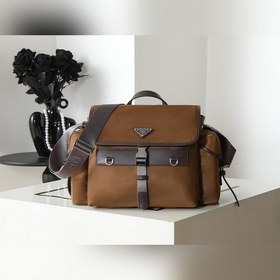新品郵包 2VD081 這款Explore手袋完美融合了高雅與功能性，擁有多口袋