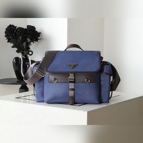 新品郵包 2VD081 這款Explore手袋完美融合了高雅與功能性，擁有多口袋