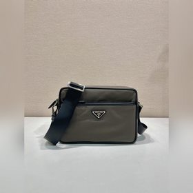 經典新款 2VH048到貨新色 原單貨 采用進口尼龍材質，Saffiano皮革裝
