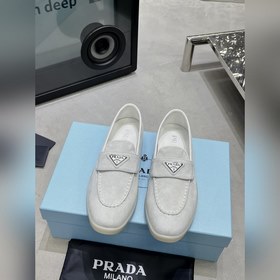 普拉達 情侶PRADA 2026最新款樂福鞋半拖鞋 火爆系列 演繹都市風尚 設計