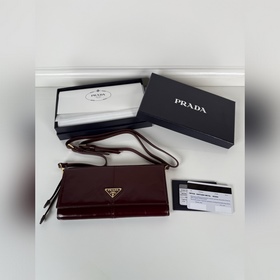 款錢包設計精緻實用，散發高雅魅力。配有可拆卸肩帶，賦予其功能性和多樣化特性。商
