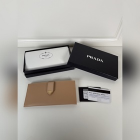 款優雅而精緻的大號錢夾采用标志性的Saffiano皮革打造，呈現獨特的交叉紋理