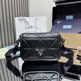 [頂級原單]PRADA 新款女包 1BD283到貨 這款翻蓋女包采用進口小牛皮，