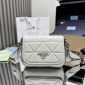 [頂級原單]PRADA 新款女包 1BD283到貨 這款翻蓋女包采用進口小牛皮，