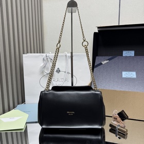 [頂級原單] 新品 1BD395 這款Tumulte包袋暗示着一種動感而精緻的姿