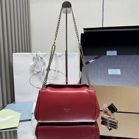 [頂級原單] 新品 1BD395 這款Tumulte包袋暗示着一種動感而精緻的姿