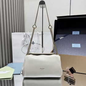 [頂級原單] 新品 1BD395 這款Tumulte包袋暗示着一種動感而精緻的姿