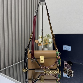 [頂級原單] 新款 1BD379小號 這款全新Soft Sound手袋采用裡，外