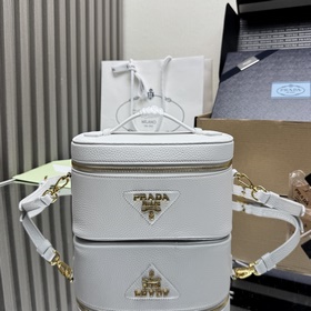 [頂級原單] 新款盒子包 1BH202 這款簡約盒子包采用進口鹿皮紋，内配進口羊