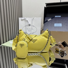 [頂級原單] 小羊皮三合一 1BH204 這款三合一加襯單肩包取材軟羊革打造，塑