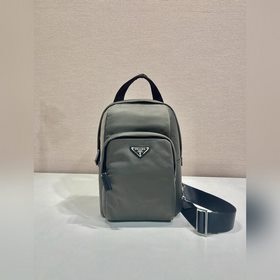 新品胸包 2VZ116 這款胸包采用Re-Nylon再生尼龍材質，設計輕巧緊湊，