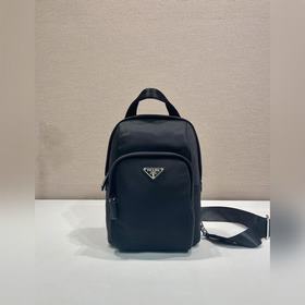 新品胸包 2VZ116 這款胸包采用Re-Nylon再生尼龍材質，設計輕巧緊湊，