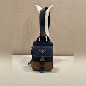 新品手機胸包 2ZH194 這款智能手機殼采用百搭現代設計，飾有三角形徽标，讓再