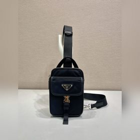 新品手機胸包 2ZH194 這款智能手機殼采用百搭現代設計，飾有三角形徽标，讓再
