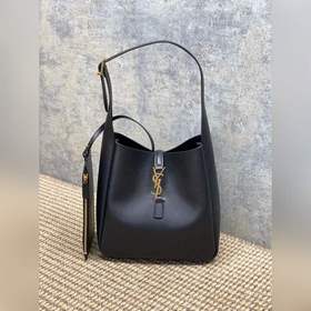 YSL 改版 Hobo腋下包，黑色頭層牛皮+金色Logo，簡約又高級 。肩帶可調