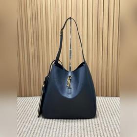 YSL 改版 Hobo腋下包，黑色頭層牛皮+金色Logo，簡約又高級 。肩帶可調