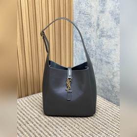 都市灰 YSL Hobo腋下包，粒面牛皮材質，手感柔軟又耐用，絨面革襯裡+内部拉