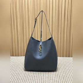都市灰 YSL Hobo腋下包，粒面牛皮材質，手感柔軟又耐用，絨面革襯裡+内部拉