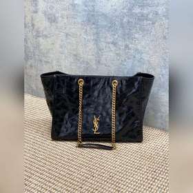 YSL Niki黑金鍊條托特包，采用複古牛皮革，油蠟質感柔軟耐用，黑色搭配金色鍊
