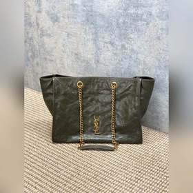 YSL Niki黑金鍊條托特包，采用複古牛皮革，油蠟質感柔軟耐用，黑色搭配金色鍊