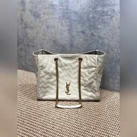 YSL Niki黑金鍊條托特包，采用複古牛皮革，油蠟質感柔軟耐用，黑色搭配金色鍊