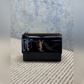 YSL Sunset漆皮包，采用光滑漆皮，質感超高級。正面YSL金屬Logo超有