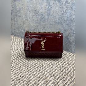YSL Sunset漆皮包，采用光滑漆皮，質感超高級。正面YSL金屬Logo超有