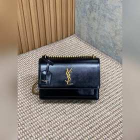 YSL Sunset日落包，金色Logo，簡約又高級！磁性四合扣開合，内部雙隔層