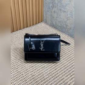 YSL Sunset日落包，金色Logo，簡約又高級！磁性四合扣開合，内部雙隔層