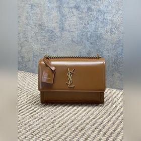 YSL Sunset日落包，金色Logo，簡約又高級！磁性四合扣開合，内部雙隔層