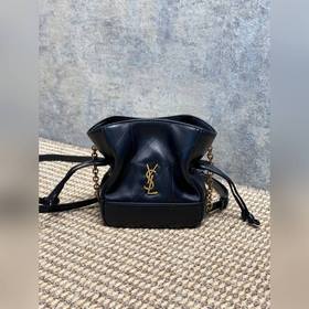 YSL Jamie福袋斜挎包，羊皮+金屬YSL标志，簡約又超有辨識度樸。輕巧便攜