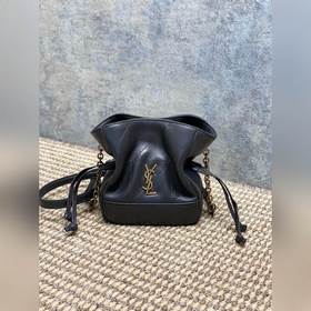 都市灰 YSL Jamie福袋斜挎包，羊皮+金屬YSL标志，簡約又超有辨識度樸。