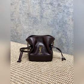 YSL Jamie福袋斜挎包，羊皮+金屬YSL标志，簡約又超有辨識度樸。輕巧便攜