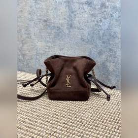 YSL Jamie福袋斜挎包，磨砂反絨皮，金屬YSL标志，簡約又超有辨識度樸。輕