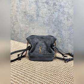 YSL Jamie福袋斜挎包，磨砂反絨皮，金屬YSL标志，簡約又超有辨識度樸。輕