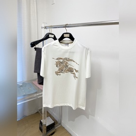 巴寶莉、2026新品短袖T恤，帥氣時尚，簡約百搭款。胸前頂級印花圖案logo，面