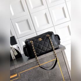 綿羊皮 CHANEL 保齡球包優雅實用設計、多種攜帶方式既 手提也 肩背，材質與