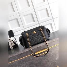 黑色魚子醬 皮 CHANEL 保齡球包優雅實用設計、多種攜帶方式既 手提也 肩背