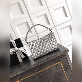銀色 CHANEL 26x 點亮星光。 一款菱格紋閃金聖誕限定腋下包，是流連于暖
