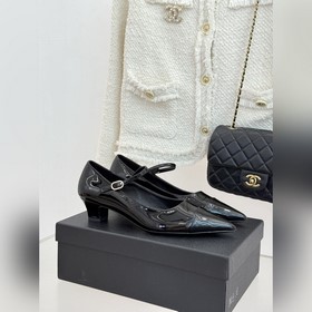 CHANEL 小香拼色尖頭貓跟瑪麗珍鞋 以複古廓形與現代撞色，重塑春夏格調。 羊