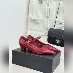 CHANEL 小香拼色尖頭貓跟瑪麗珍鞋 以複古廓形與現代撞色，重塑春夏格調。 羊