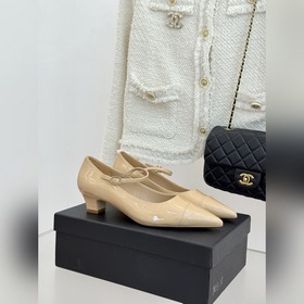 CHANEL 小香拼色尖頭貓跟瑪麗珍鞋 以複古廓形與現代撞色，重塑春夏格調。 羊