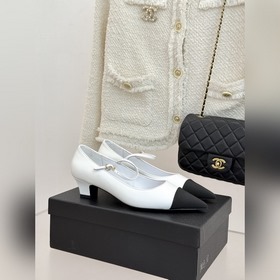 CHANEL 小香拼色尖頭貓跟瑪麗珍鞋 以複古廓形與現代撞色，重塑春夏格調。 羊