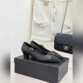 CHANEL 小香拼色尖頭貓跟瑪麗珍鞋 以複古廓形與現代撞色，重塑春夏格調。 羊