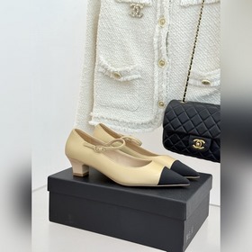 CHANEL 小香拼色尖頭貓跟瑪麗珍鞋 以複古廓形與現代撞色，重塑春夏格調。 羊